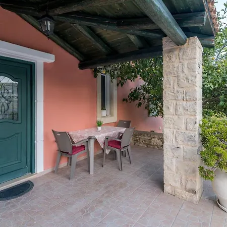Vrisanos Apartment Pitsidia Exterior photo